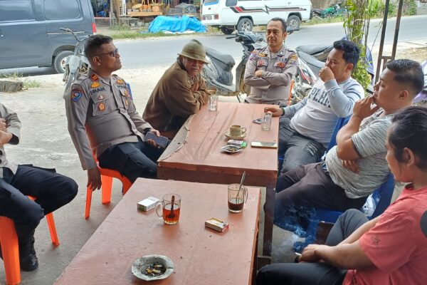 Ngopi Bareng Warga, Kasat Binmas Humbahas Sampaikan Pesan Kamtibmas di Warkop